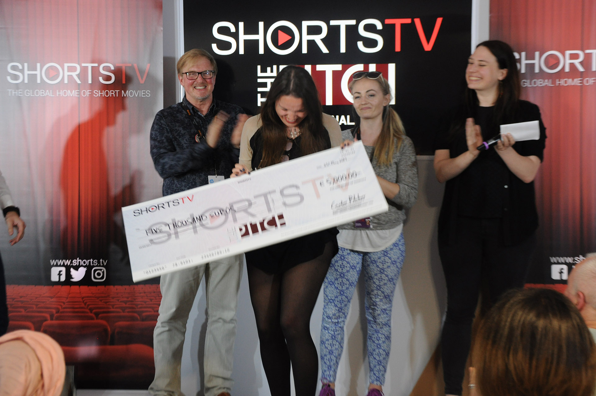 The jury award Kyla Simon Bruce with her cheque for 5000 Euros!