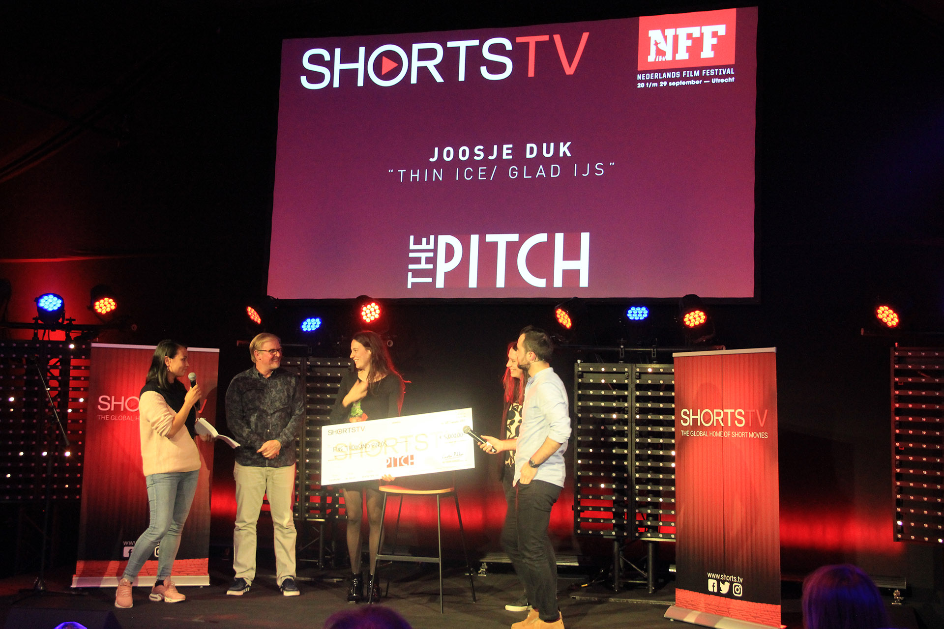 Joosje Duk is awarded her prize